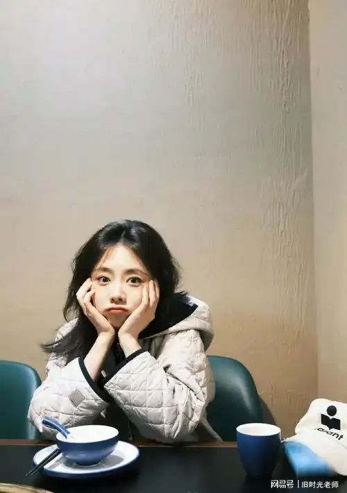 这个女人34岁了,长着稚气的娃娃脸,看起来好像一个二十岁的女孩