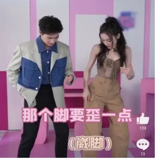 迪丽热巴教杨洋拍情侣照,杨洋瘪嘴不耐烦,网友却称有被土到
