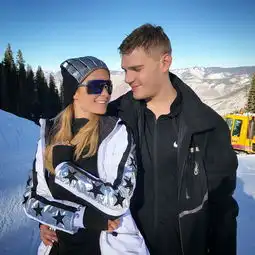 帕丽斯希尔顿答应男友雪地求婚称找到灵魂伴侣