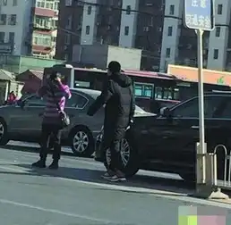 女子因未及时启动车辆遭暴打疑似低头玩手机导致未能挪窝