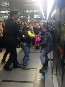 老外地铁劝架被暴打现场照片中国人素质全丢完了