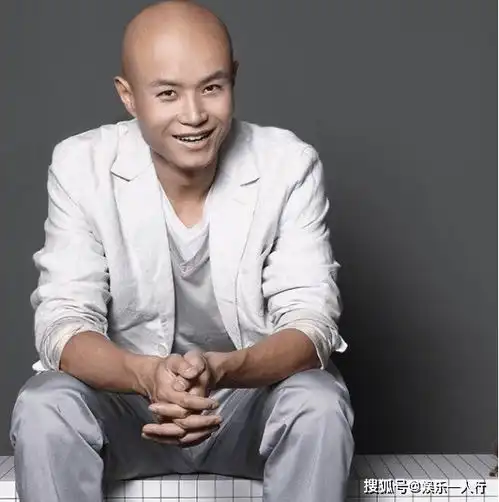 乐嘉晒出现实的豪宅,室内装修简约又时尚,平时也是个肌肉男