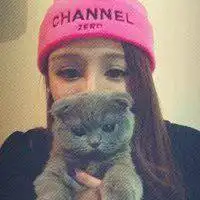 抱着猫的黑白女生头像微信头像图片大全