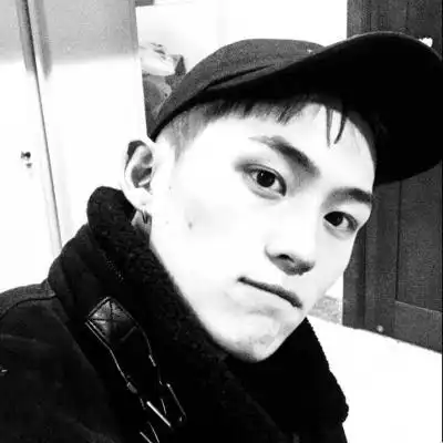 2018qq头像男生黑白伤感孤独高清图片全世界只对你有感觉
