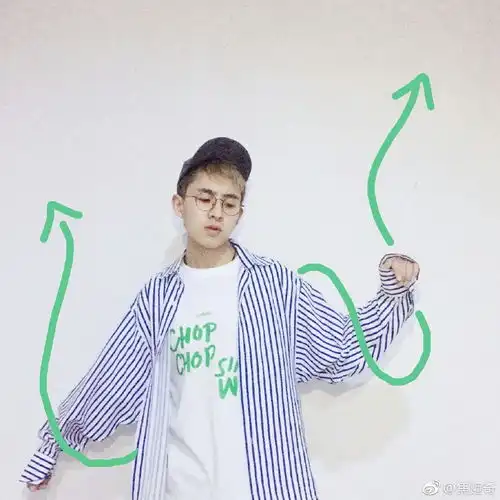 史上最穷快男碎屏手机用半年全身穿搭不超200块
