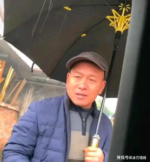 湖南男子大年初二和母亲吵架,负气带妻儿回浙江,父亲含泪送别
