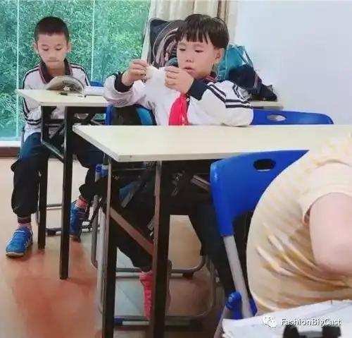 小学生上课敷面膜粗糙老阿姨们,这些年的面膜是不是白敷了