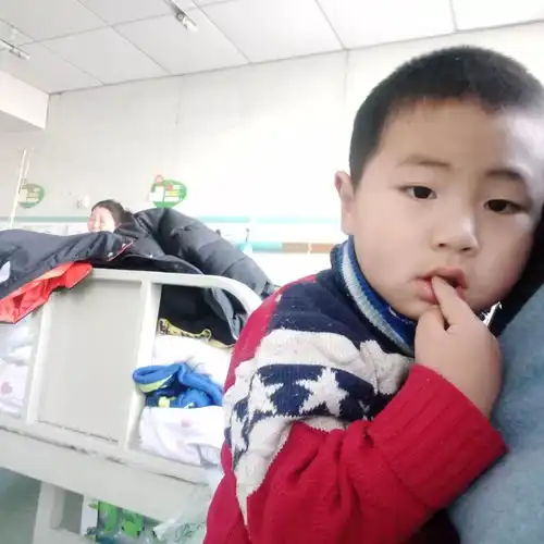 求转发睡梦中喊爸爸,6岁男孩儿童医院里苦等爸妈三天了,你认识他吗
