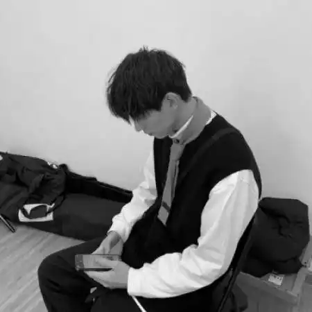孤独伤感黑白男生头像,男人无需仰仗谁的光芒
