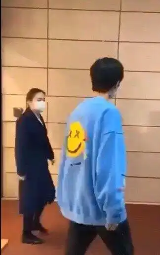 百分九少年出道两周年大厂男孩化身禁欲派偶像,蔡徐坤稳站c位