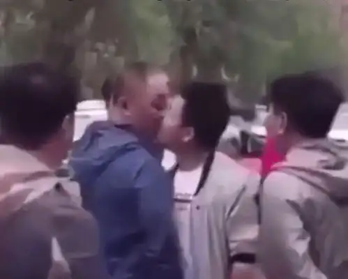 疫情后人心变暖了两名男子当街吵架,剑拔弩张之时一男子突然献吻