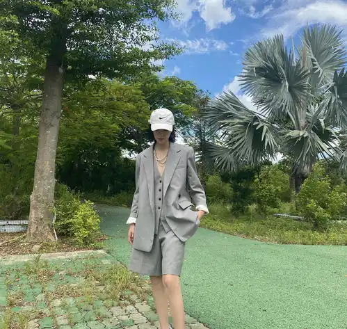 杨幂不像当妈的人,白皙长腿配二分裤,再穿西装超有国际范