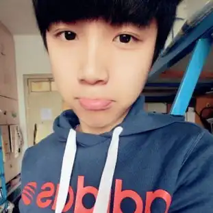 能帮我ps图么把穿阿迪衣服的那个人的脸ps到举牌的那个人的脸上拜托了
