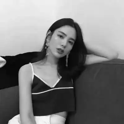 伤感霸气的黑白色女生头像这个世界有趣没趣的是我
