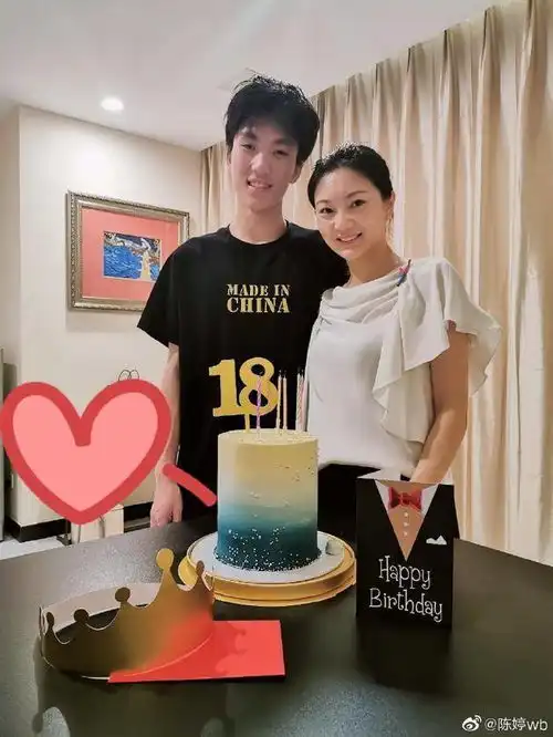 张艺谋儿子张壹男18岁生日,妈妈陈婷晒图祝福他由少年步入成年