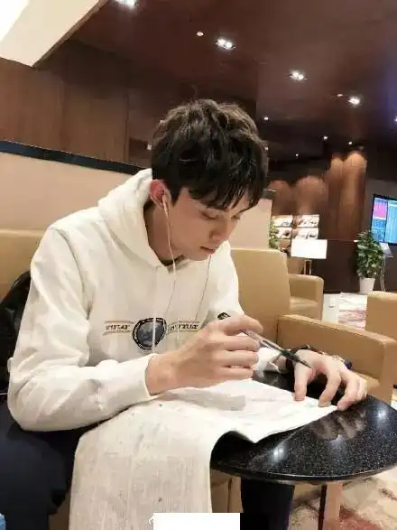 吴磊回学校了穿着运动装校服,你见过这样的帅学长吗