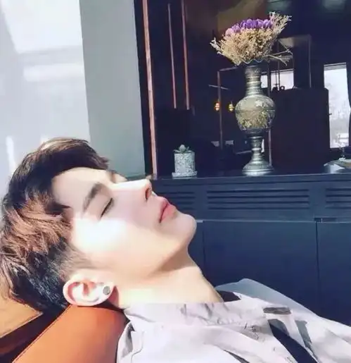 男生头像琐碎的记忆拼凑成的片段似乎只剩下了光和你
