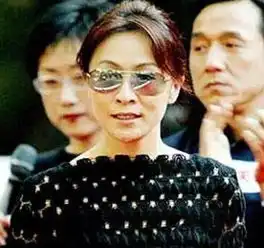 15岁赴港,被黑帮威胁,抢闺蜜男友,嫁豪门失败,这个港漂如今拥有八亿身价