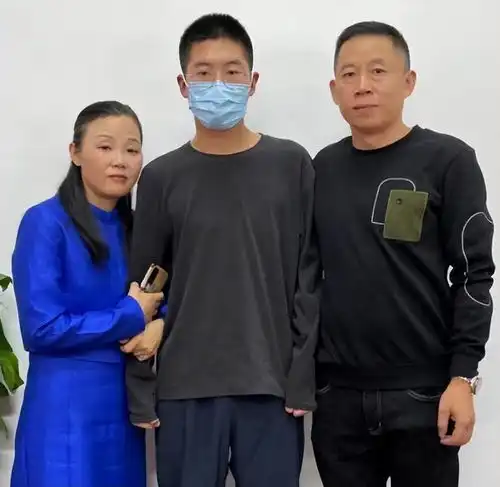 孙卓亲妈晒儿女合照,孙卓还是那么爱笑,网友像韩剧男主角