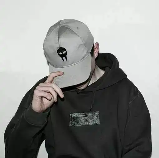 男生头像一个青年才俊正当时

