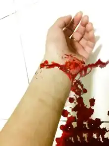 帮我把这个ps成割手腕血腥流血不止的图片,谢谢拜托
