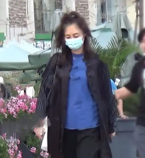白百何罕见露面,素颜身材发福头发凌乱,与神秘男聚餐手上戒指抢镜