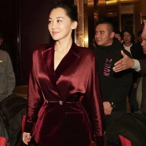 50岁的许晴气质优雅大气,身穿西服套装现身活动,干练又时髦
