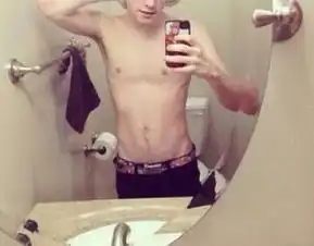 闺蜜的异地恋男友给她发来一张照片后闺蜜果断与他分手,说他出轨了,我就懵了,你看出
