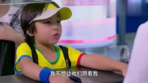 小男孩太可爱了,为了去见爸爸,把自己的压岁钱拿出来买飞机票
