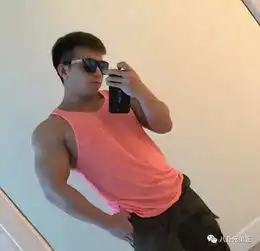 健身三年,前后对比照就是一种励志,满身肌肉也绝不止步
