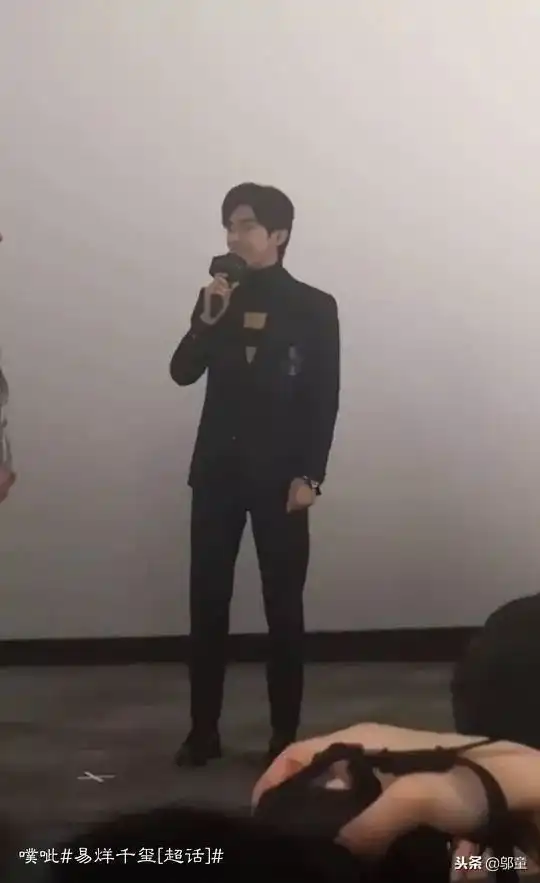 易烊千玺被问成年会恋爱吗,他顿了一下,笑着回答了三个字
