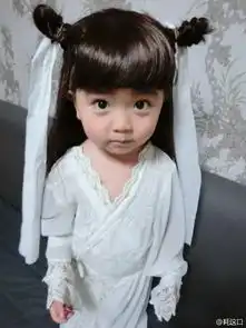 可爱的男孩子萌娃变身小龙女露香肩
