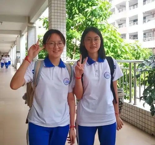 广东学生的神奇传统,上大学还要穿高中校服,评论区说出真相
