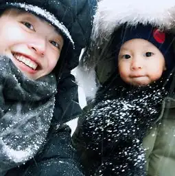 不怕冷姚晨和儿子雪地里玩嗨