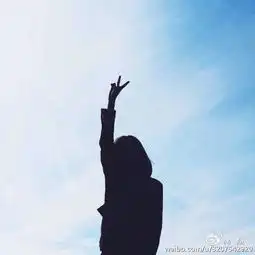 黑白孤独伤感短发女生背影
