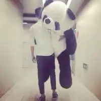 求大神把这两张图片的色度调成一样的,就是把女生那张的色度调成像男的那张一样的,谢谢了