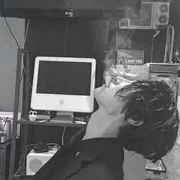 黑白男生伤感情绪大图
