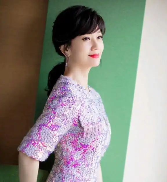 65岁赵雅芝驻颜有术,脸部毫无医美痕迹,穿白色连衣裙优雅温柔