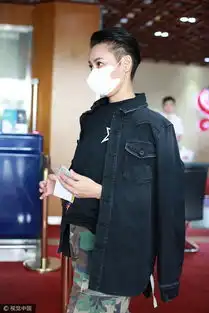 宁静短发造型亮相迷彩裤外套披肩霸气十足