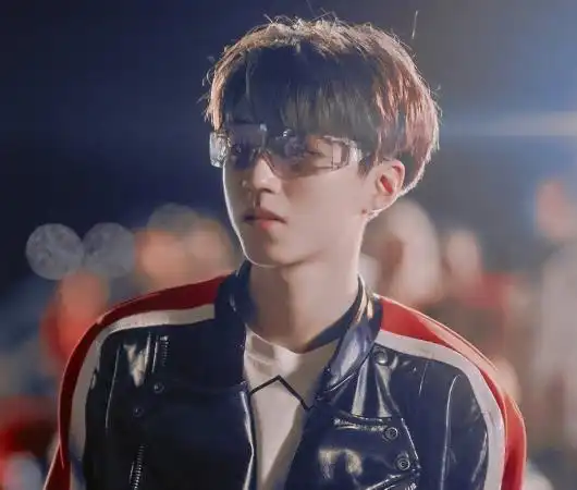 王俊凯爸妈和粉丝合照,凯妈衣服火遍朋友圈,光明正大宠tfboys