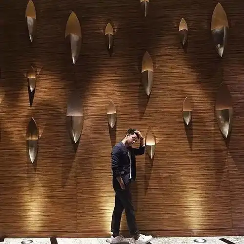 别再傻傻的伸个大拇指拍照了,告诉你男生怎样拍照才能帅破天际