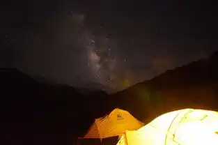 这个二峰有点甜遇到一个在顶峰洒狗粮的男人,还有一个拍星空银河的摄影师