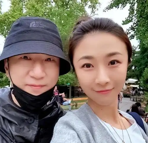 孙红雷夫妇饭馆被偶遇,俩人点五个菜超丰盛,与邻桌萌娃亲和互动
