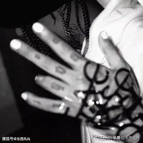 这个大男孩的音乐才华设计灵感时尚敏感度,都让人喜欢不是么