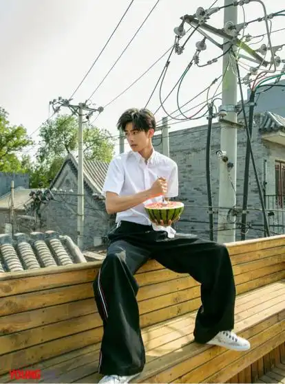 年下狼狗宋威龙红了,戏外一身黑西装霸气高冷,男友力爆棚