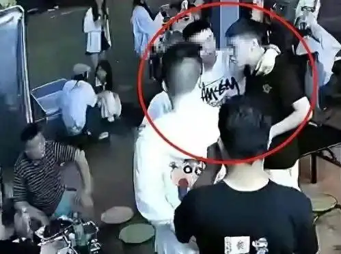 洛阳版龙哥男子夜市摊耍横,被人一剪刀捅死,简直热血肺疼