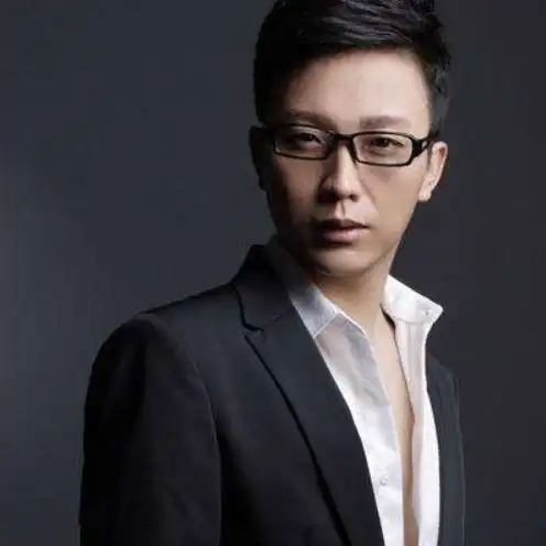 李玉刚有多渣走红之后抛弃妻子,今二婚成外国人高官女婿