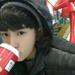 拿手机自拍的男生头像自信的个性男生头像