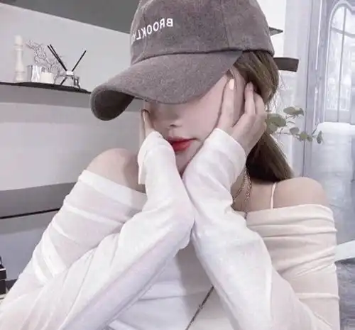 江苏一小伙约女友开房,3闺蜜说啥不肯走,无奈只好一起斗地主