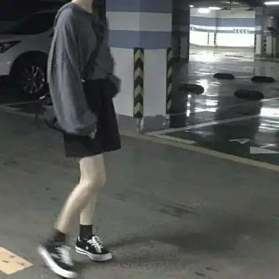 眼泪过后留下的是一脸冷酷,高冷女生头像
